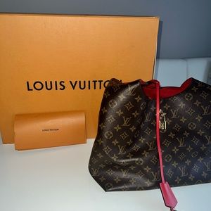LOUIS VUITTON
Monogram Flower Hobo